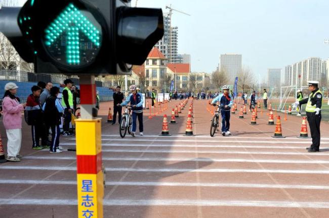 淄博一所中学推出“自行车驾驶证” ！首批45名学生持证骑车