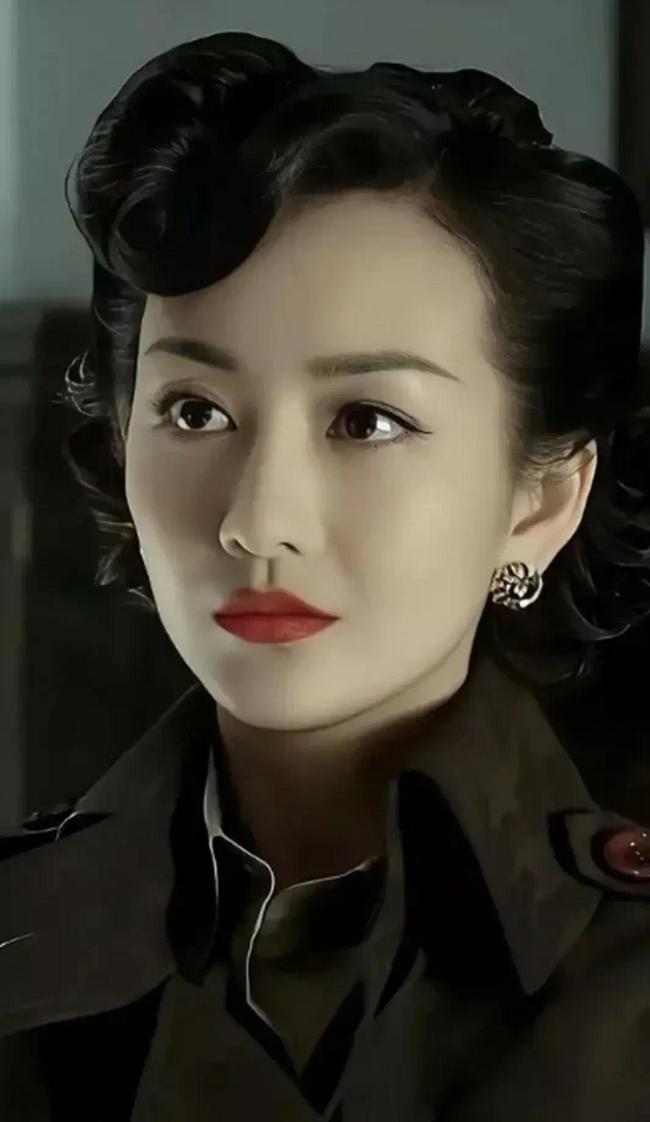 王鸥产后首次公开露面现身机场 短发新造型身材臃肿__