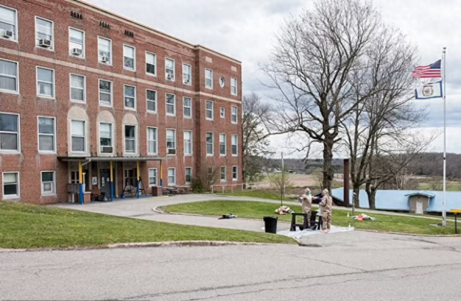 调查人员进入事发现场西弗吉尼亚州卫生部门表示,事故的原因是设备