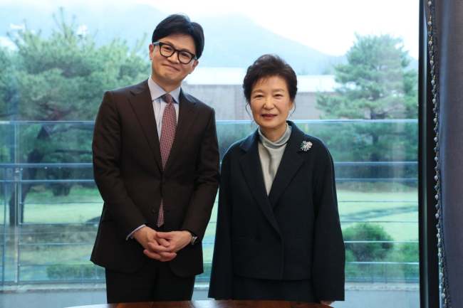 朴槿惠在家中会见韩国执政党临时领导人韩东勋