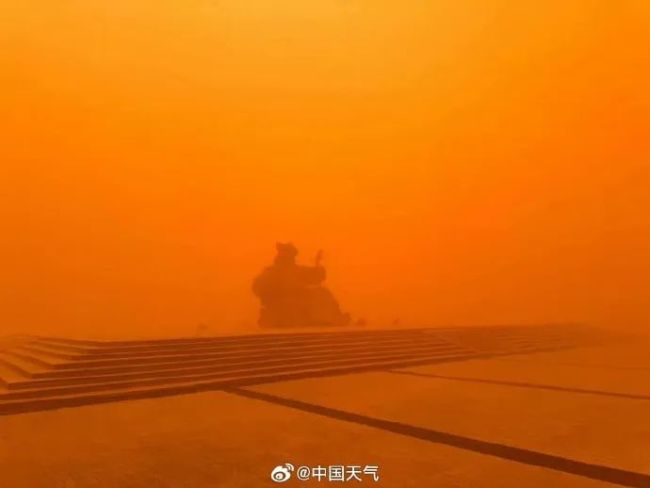 沙尘天气来袭北京晚高峰市区能见度不高中国尊隐身北京市教委暂停室外