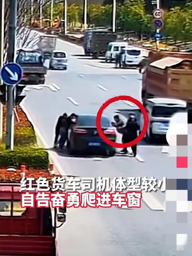 车辆失控司机晕厥 路人爬进车窗停车