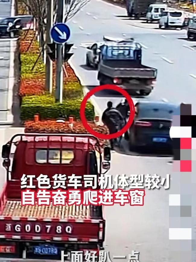 车辆失控司机晕厥 路人爬进车窗停车