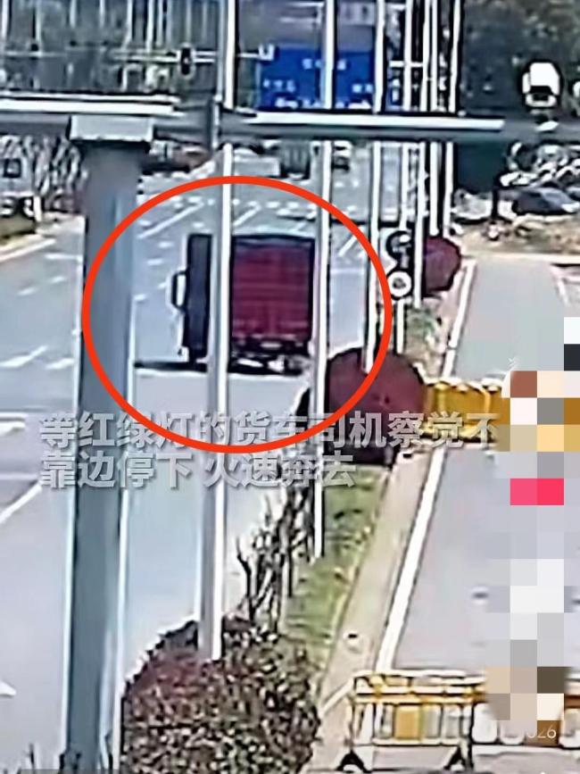 车辆失控司机晕厥 路人爬进车窗停车