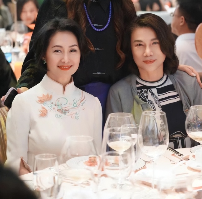 何超琼董明珠合照两人在一起端庄优雅大方