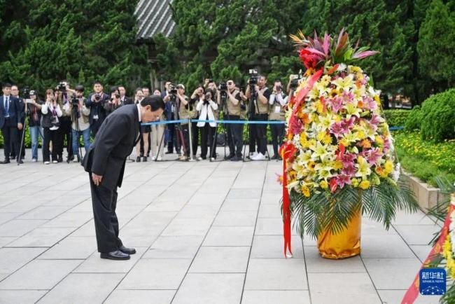 4月3日，马英九向黄花岗七十二烈士墓敬献花篮后鞠躬 图：新华社