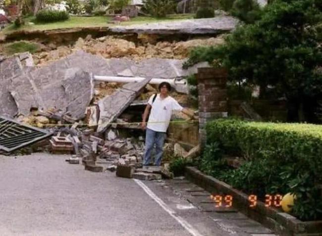 1999年9月21日南投地震后灾情场面