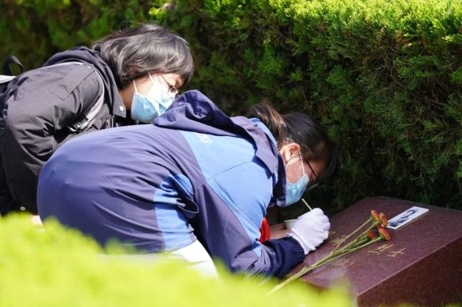 松江小学生为烈士墓碑填色一笔一画都是缅怀致敬2
