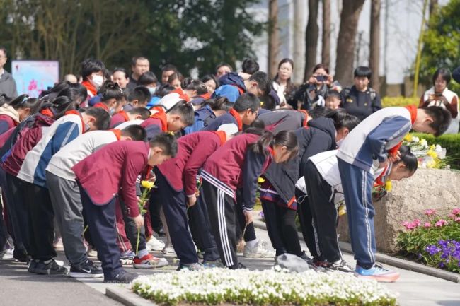 松江小学生为烈士墓碑“填色”，一笔一画都是缅怀致敬！