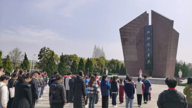 松江小学生为烈士墓碑填色一笔一画都是缅怀致敬