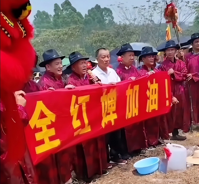 全红婵家族清明祭祖，打标语“全红婵加油”场面引争议