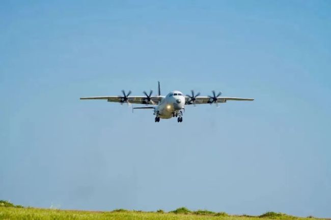 南部战区海军航空兵某团织跨昼夜飞行训练