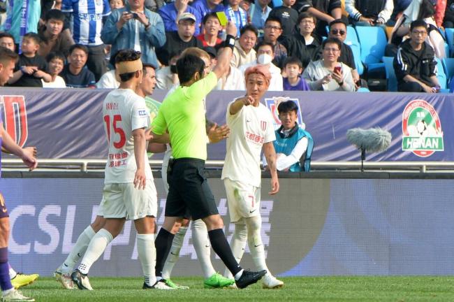 韦世豪发泄情绪故意踢走皮球吃黄牌,赛后引发争议__