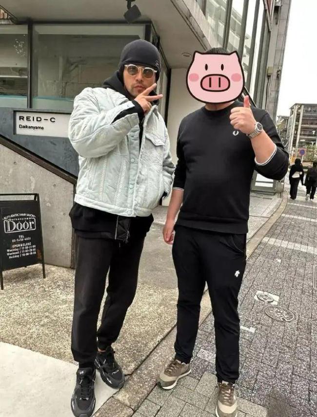 4月6日至7日周杰伦在日本举行演唱会粉丝晒出东京偶遇周杰伦合影4