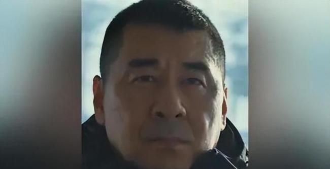 陈建斌夫妇和丁勇岱握手被指没礼貌，评论区炸锅了