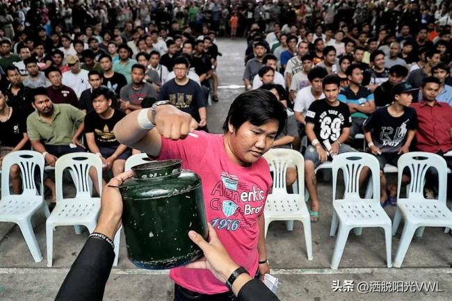 泰国年度征兵抽签定命运 现场堪比选美大赛_新闻频道_