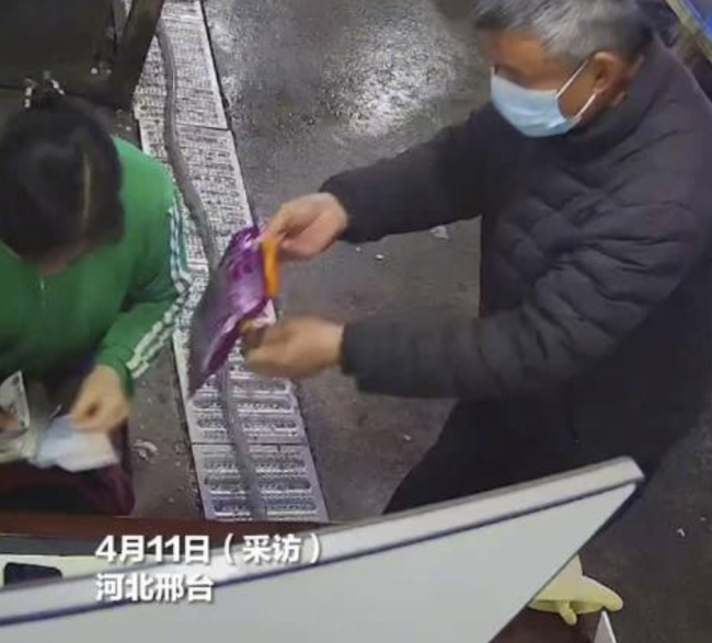 女摊主遭遇“鬼手换钞”