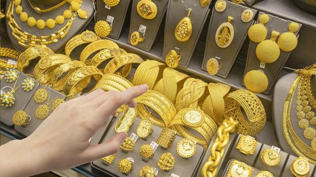 金价狂飙下买“三金”的新人感到措手不及，为结婚跑30家金店比价