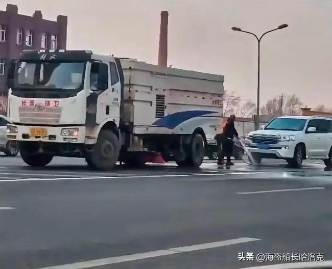 路人拍到环卫车停路上给私家车冲车 城管局回应耐人寻味