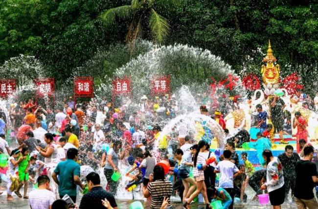 盘点云南泼水节装备“显眼包” 笑死在评论区