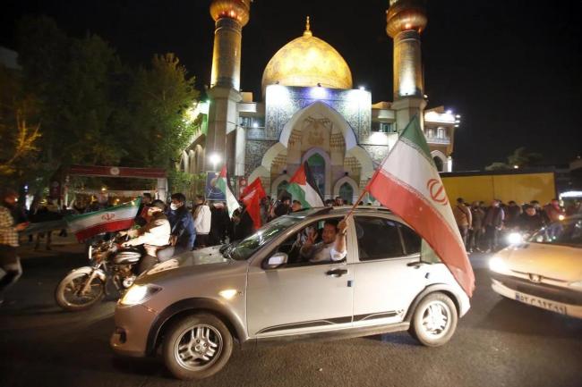 伊朗空袭以色列后德黑兰陷入狂欢，民众支持反击以色列
