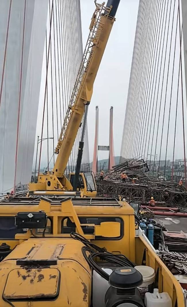 重庆长寿长江大桥施工防护棚被吹倒 交通局回应：防护棚被风吹倒了