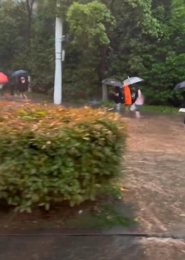 上班族雨中历险记！长沙开启电闪雷鸣模式 