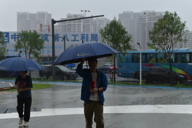 网友实拍广州白昼如夜 强飑线袭粤，雷雨大作