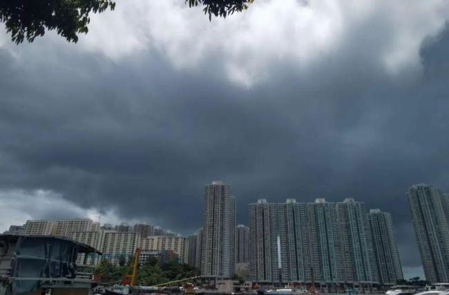 罕见超长飑线横扫广东 多地预警齐发，强对流天气肆虐