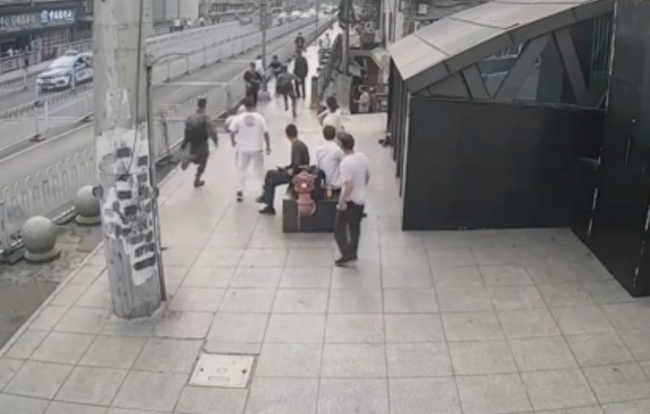 男子抢夺旅客手机 警民合力擒获 28秒速破火车站劫案