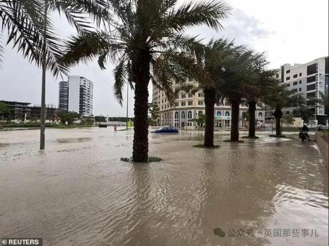 沙漠人民开始努力抗洪 中东多地罕见暴雨致灾