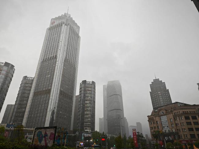 江西暴雨淹没路面，路过司机跳下车捞鱼，伸手一把扎住拎走