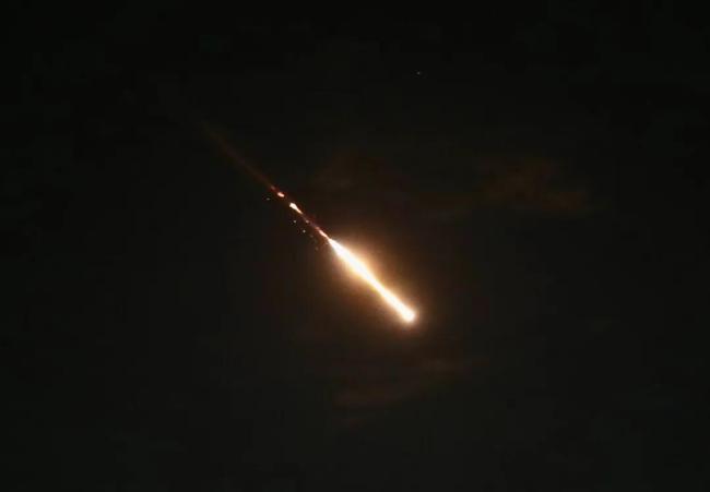 以色列对伊朗发动导弹袭击，伊朗防空系统启动：夜色中拦截导弹