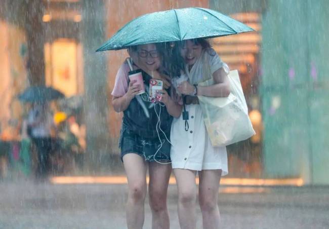 实拍广州塔夜晚6次接闪 雷暴夜袭羊城