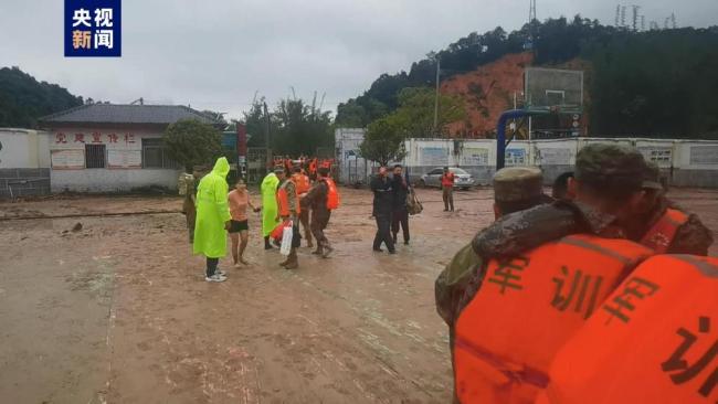 韶关江湾镇救援进行中 百人徒步挺进，直升机空投急需物资