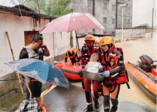 救援人员逆水而行守护生命！广东暴雨内涝千余人已转移 