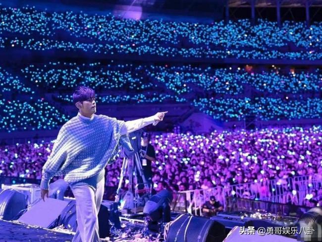 价值10万！周杰伦送外套给粉丝，瞬间全场都沸腾
