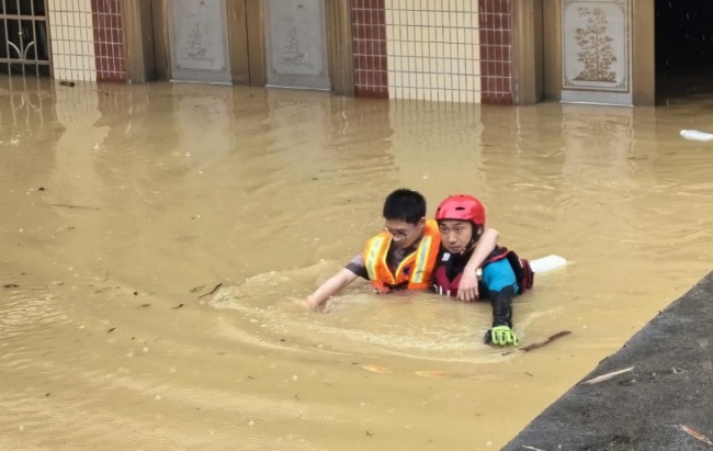 救援人员逆水而行守护生命！广东暴雨内涝千余人已转移 