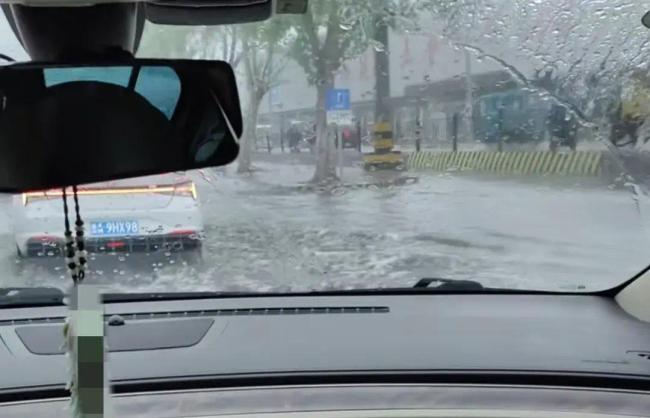 西安遭遇强降雨排水井喷水近十米高！城市排水堪忧