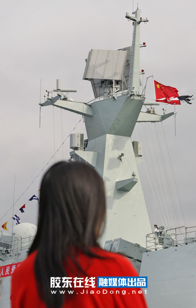 烟台舰在家乡举行升国旗仪式，庆祝海军成立75周年