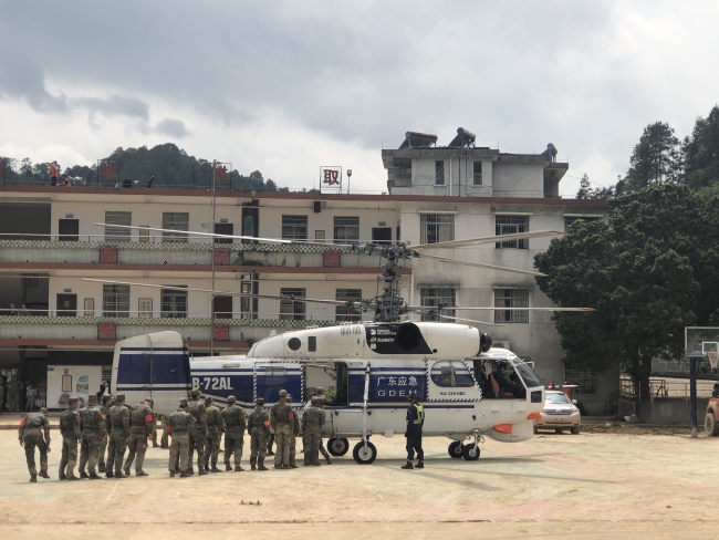 孤岛救援行动！广东白石村受灾群众乘直升飞机撤离 