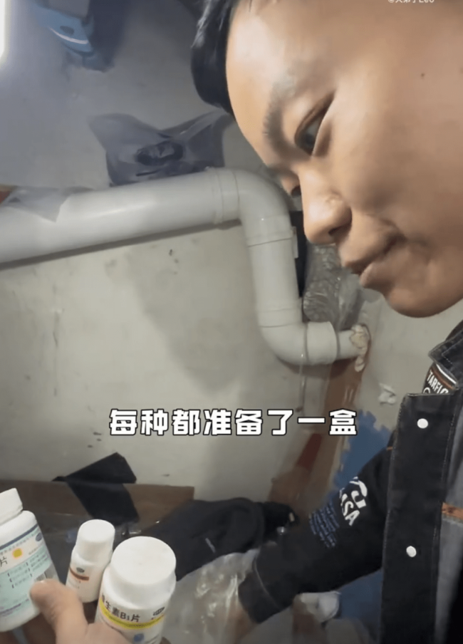 25岁男子晒上海50块租的1平米房 蜗居生活引争议
