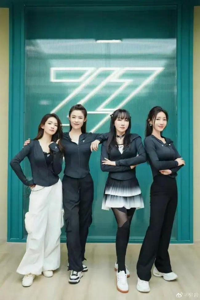 柳岩晒浪姐练习室小组合照，期待期待《发如雪》舞台