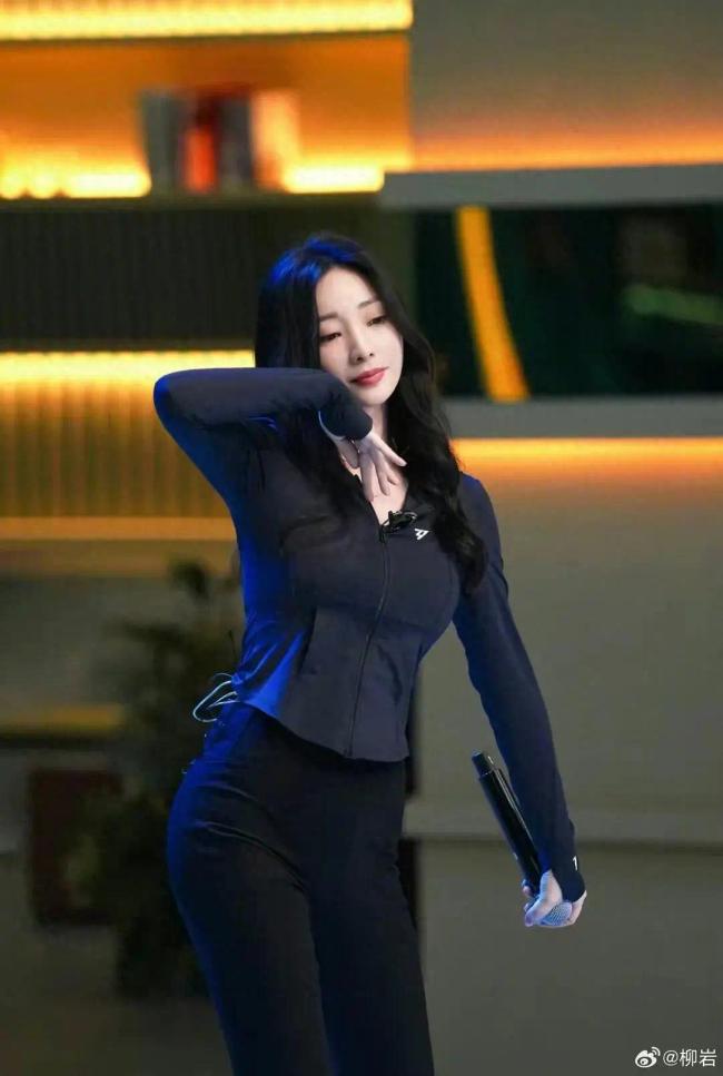 柳岩晒浪姐练习室小组合照，姐练<strong></strong>期待《发如雪》舞台