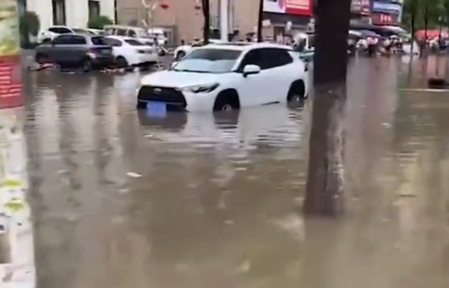 武汉暴雨网友2小时内对比实拍：积水吞没护栏 深水中有人扶起公共设施