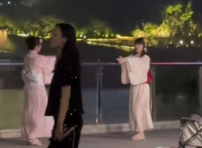 两女子穿和服跳日本舞惹众怒 官方介入：已出警处理