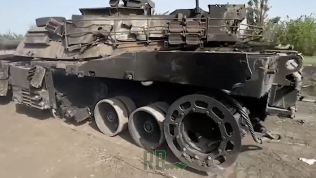 俄军在莫斯科调试被俘乌军豹2坦克