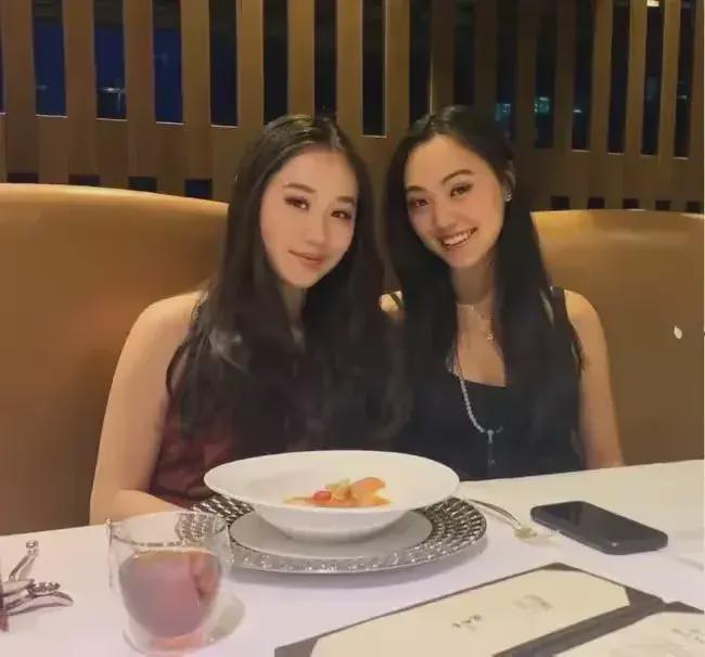 李连杰父女探望向太！大女儿中文名首曝光，被赞人如其名赏心悦目