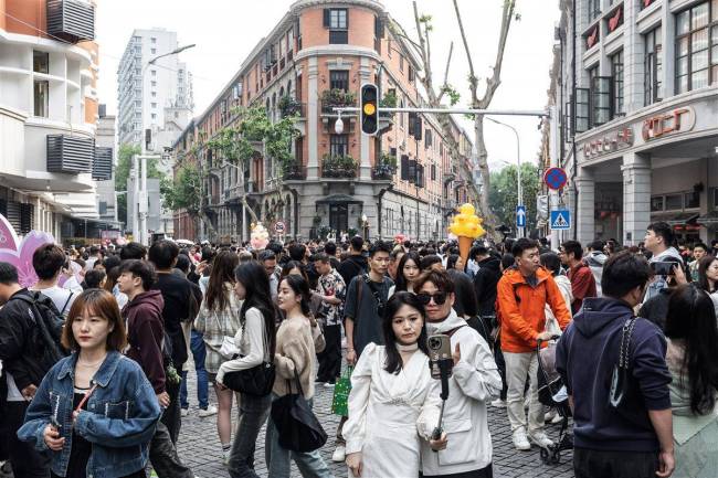 五一武汉汉口历史风貌区游人如织 复古与摩登的Citywalk热潮