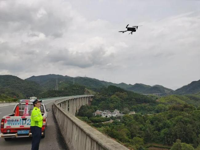 广东高速塌陷事故已致48死 连续强降雨或是诱因